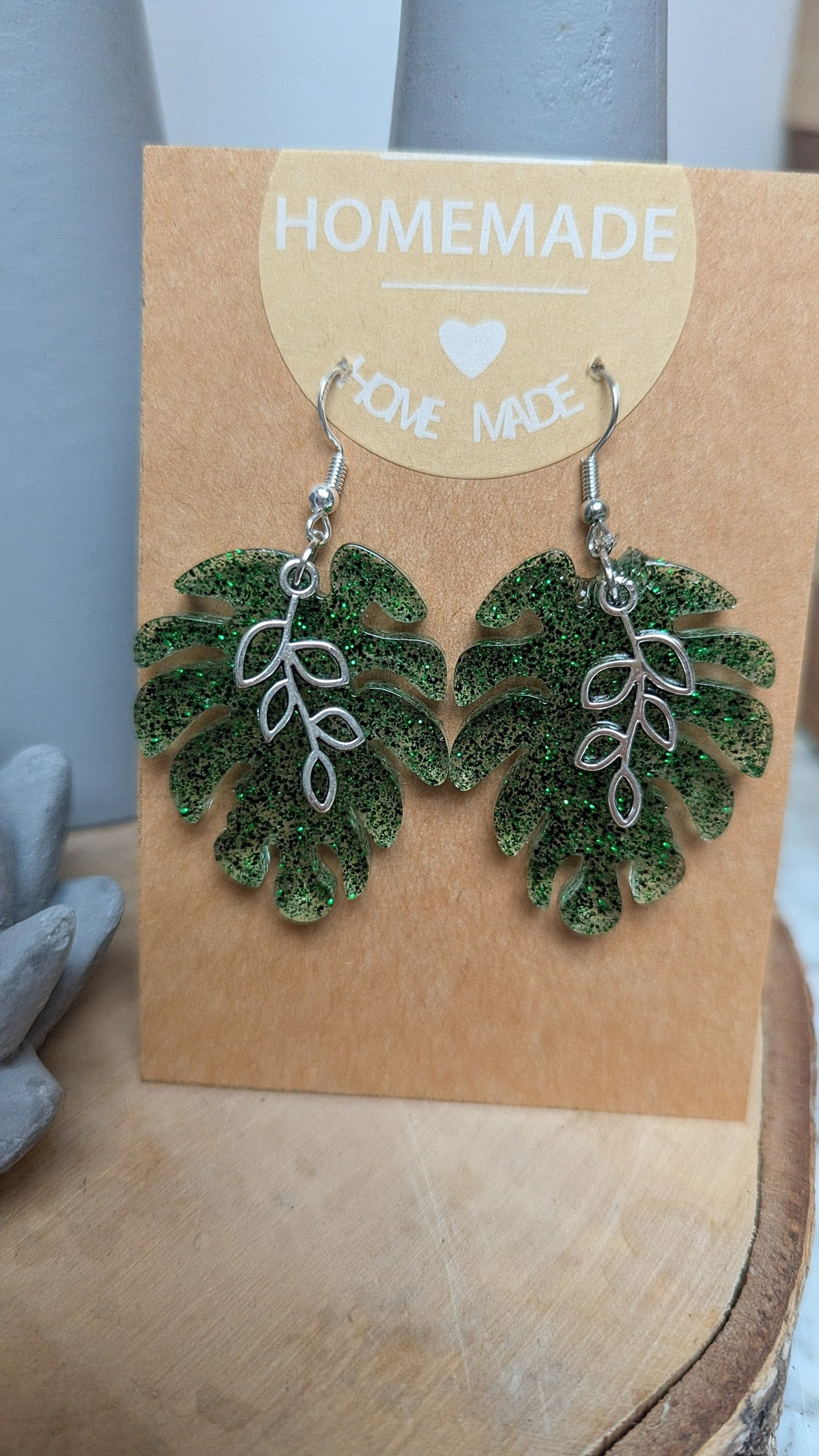 Feuilles d’Émeraude – Boucles en résine verte et métal argenté