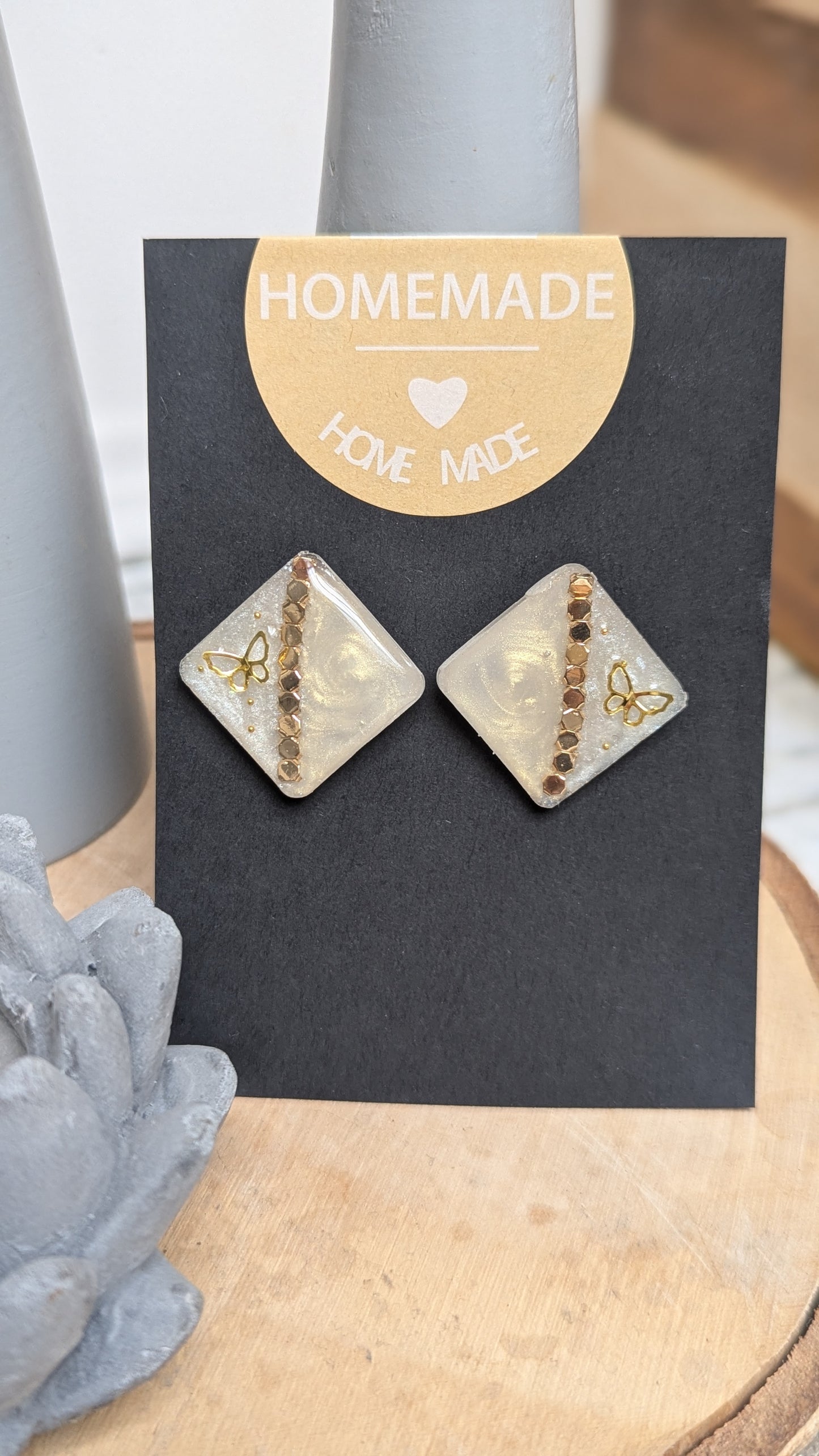Boucles d’oreilles artisanales en résine nacrée – Losange doré & papillon