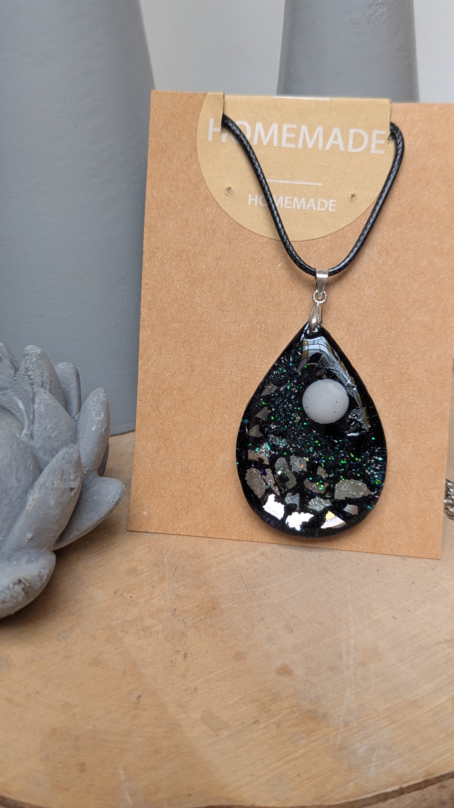 Nuit Stellaire – Collier en résine noire scintillante