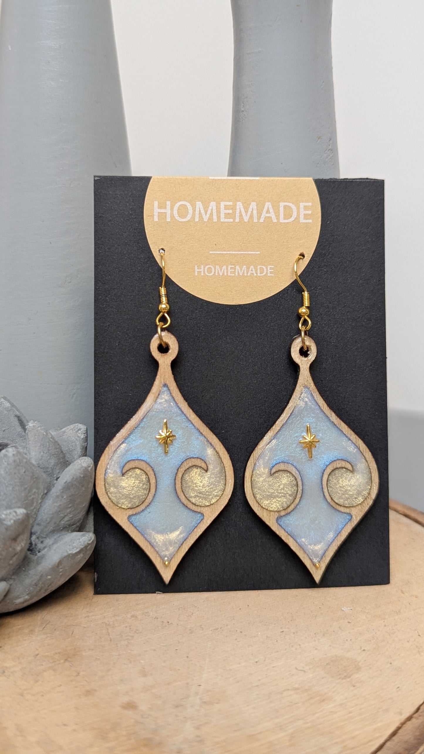 Éclats d’Étoile – Boucles bois et résine artisanales