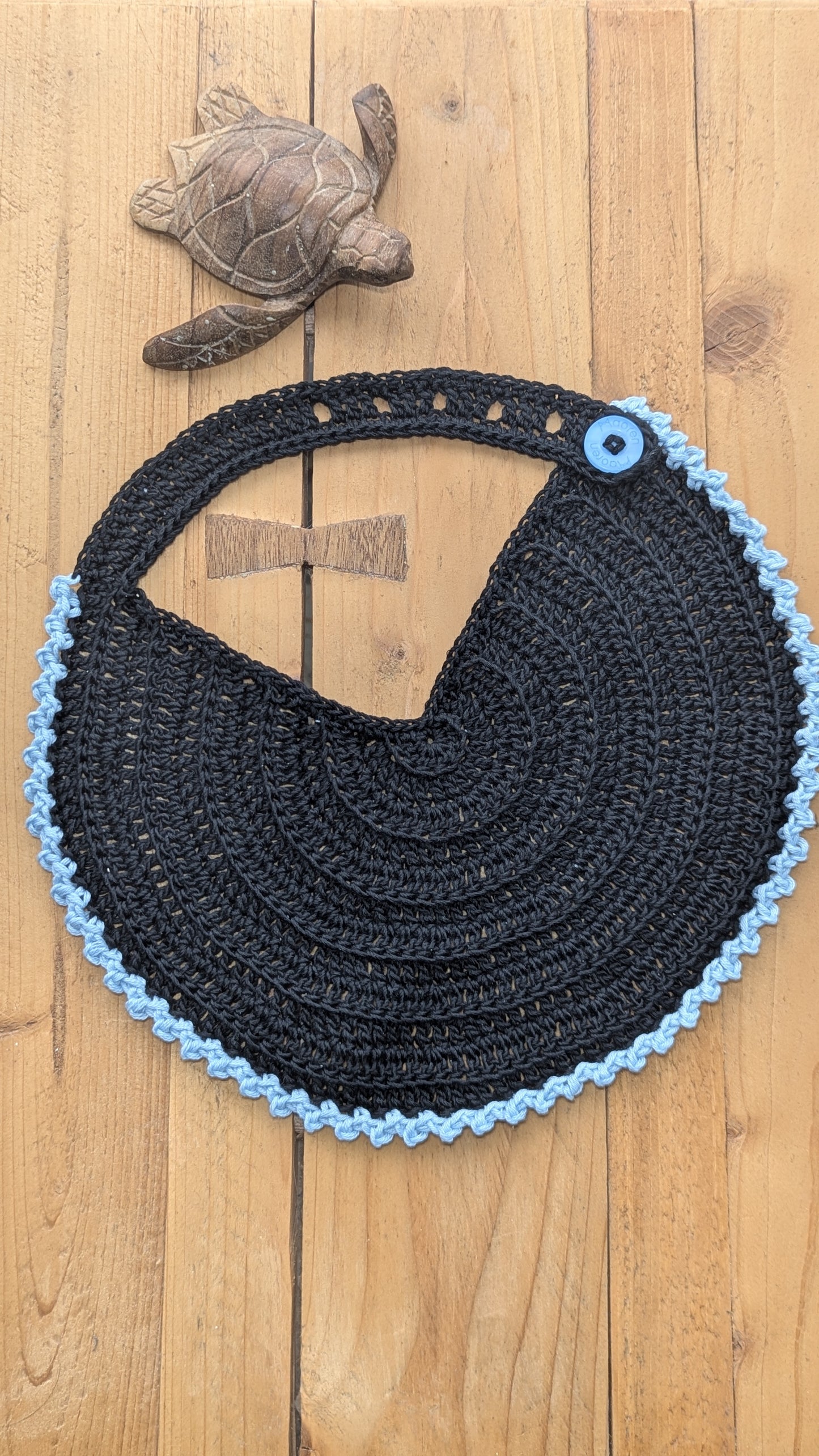 đ§” Bavoir au Crochet â Noir & Bleu â Fait main