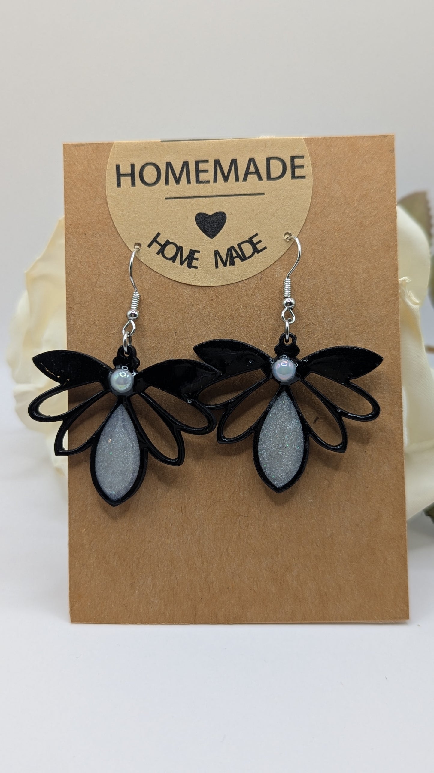 Boucles d’oreilles “Papillon d’Ébène” – Bois et Résine Scintillante