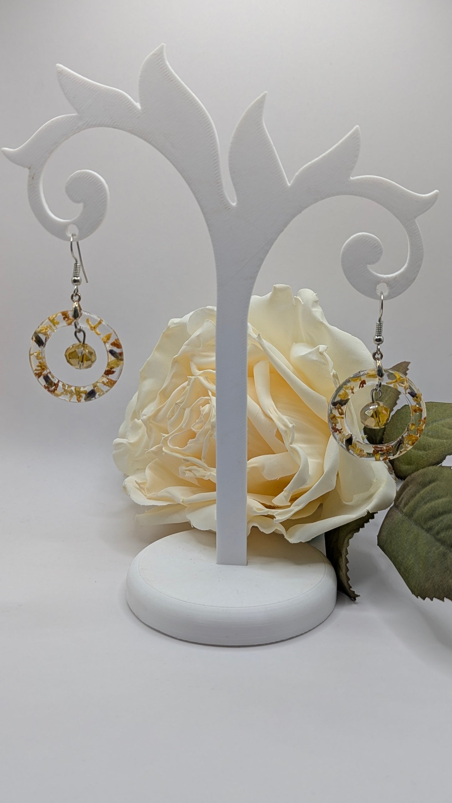 Éclosion d’Ambre – Boucles fleurs séchées et perle upcyclée