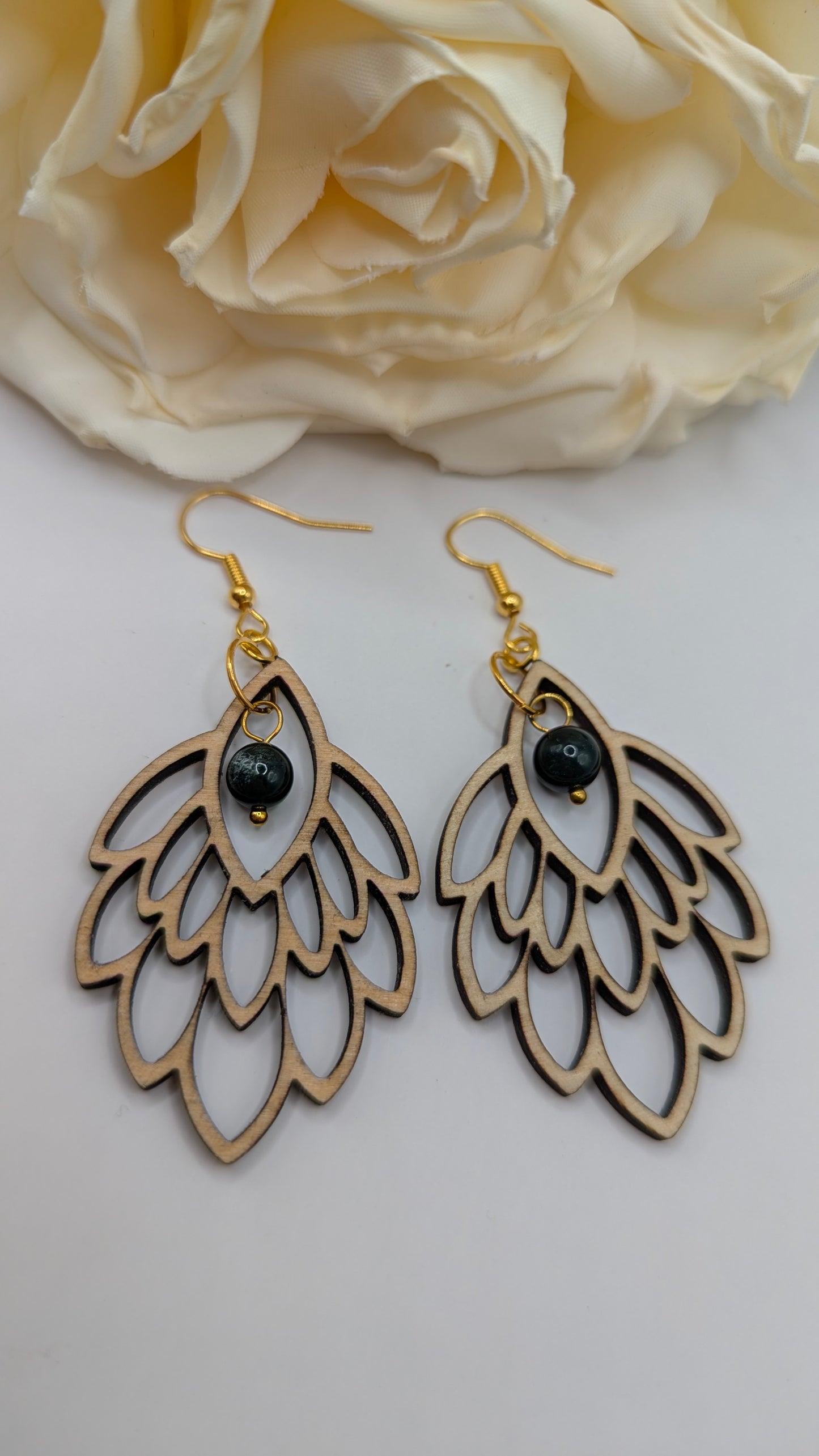 Plumes d'Or, Boucles d'oreilles en bois artisanales