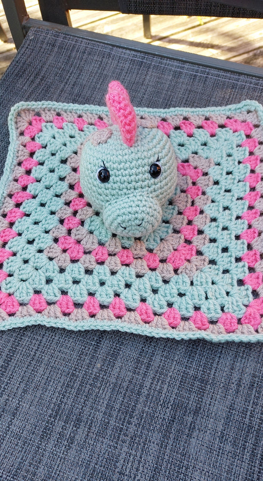 Doudou plat dinosaure – 27 × 27 cm – Fait main