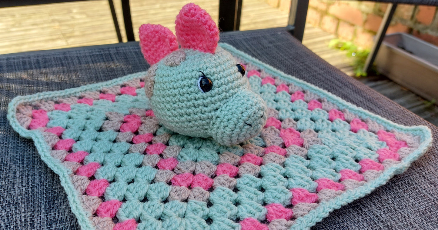 Doudou plat dinosaure – 27 × 27 cm – Fait main