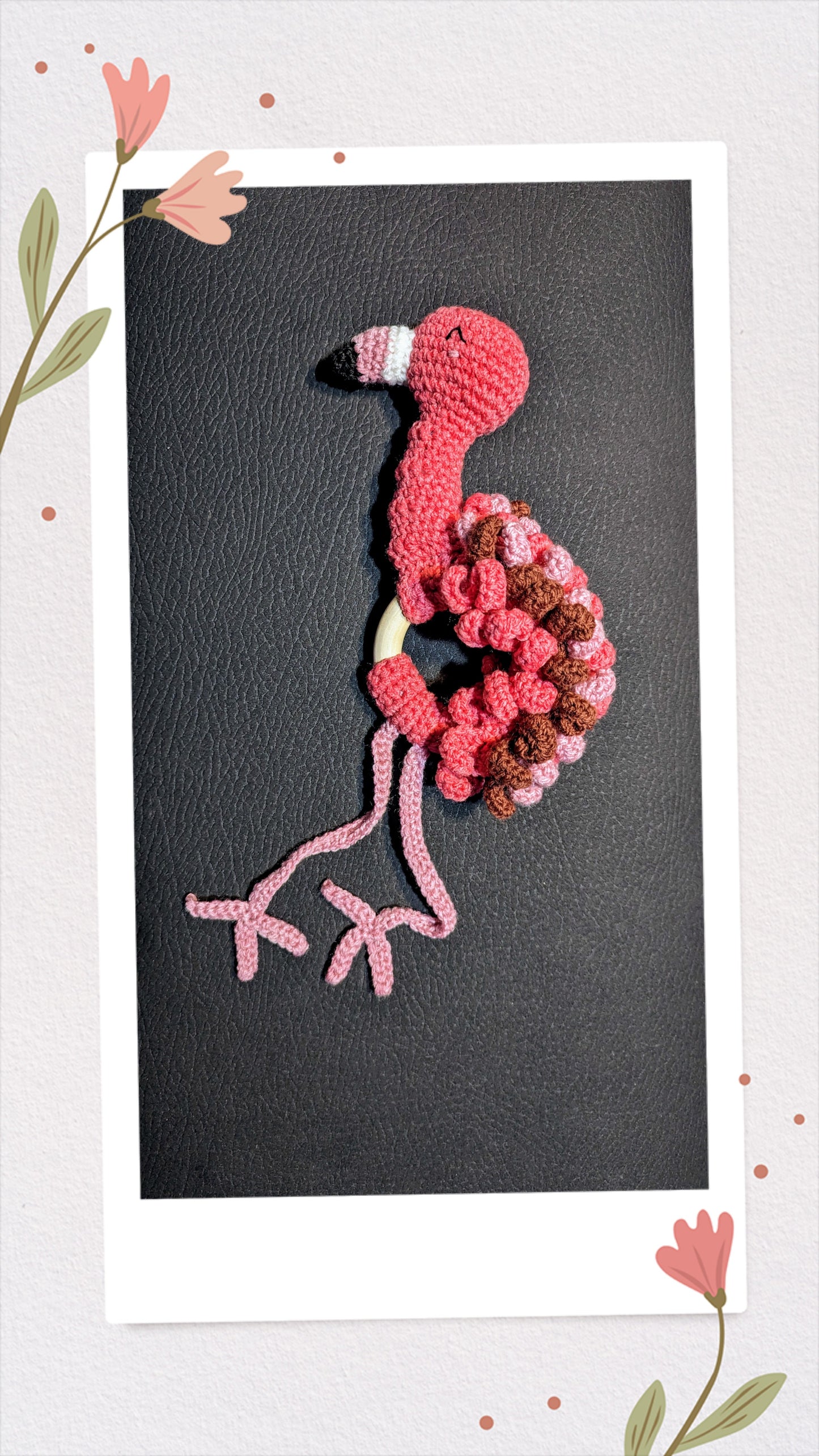 Hochet Flamant Rose – Anneau en bois – 20 cm