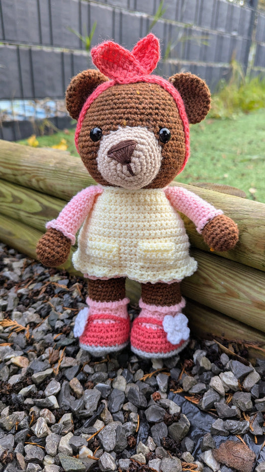 Oursonne en crochet – 28 cm