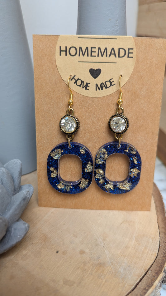 Nuit Dorée – Boucles d’oreilles en résine bleue et or