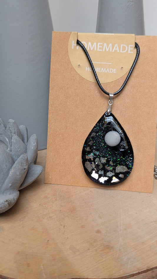 Nuit Stellaire – Collier en résine noire scintillante
