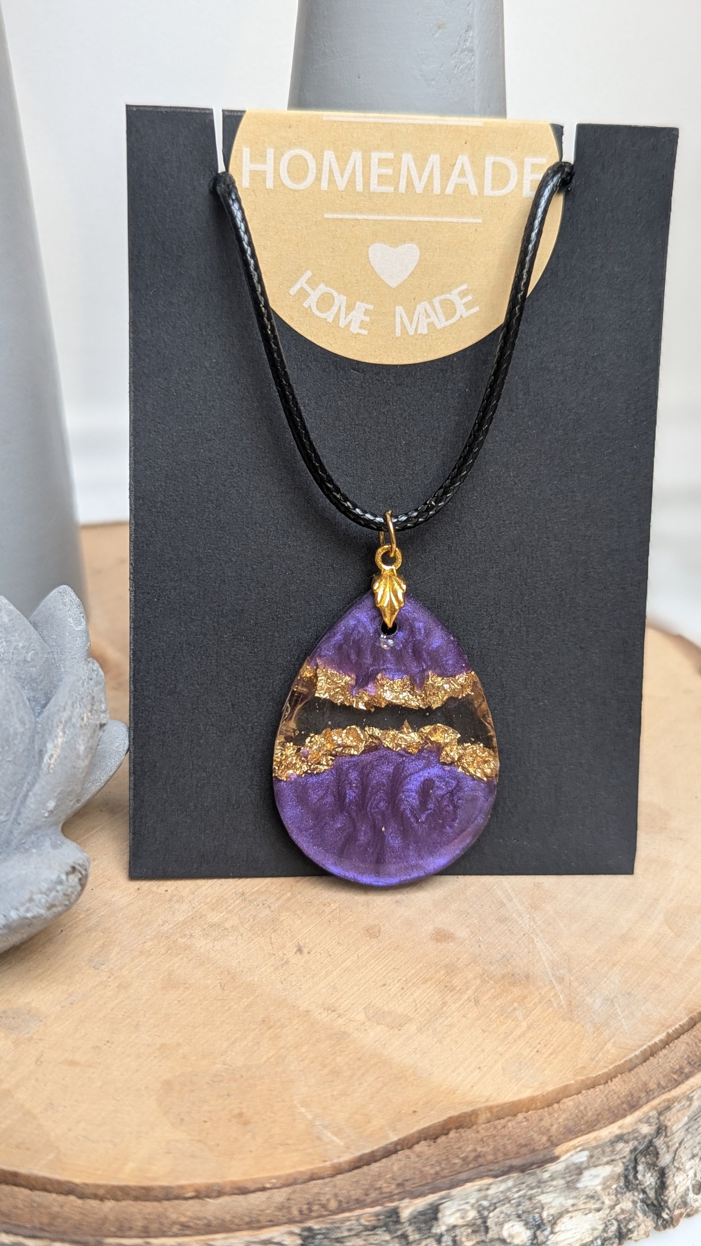 Améthysia – Collier goutte violette en résine et dorée