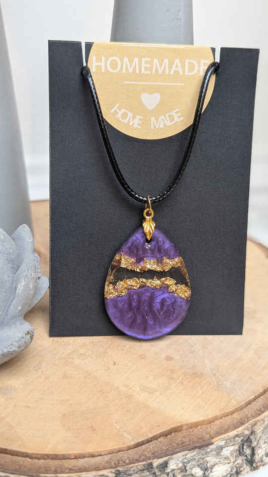 Améthysia – Collier goutte violette en résine et dorée