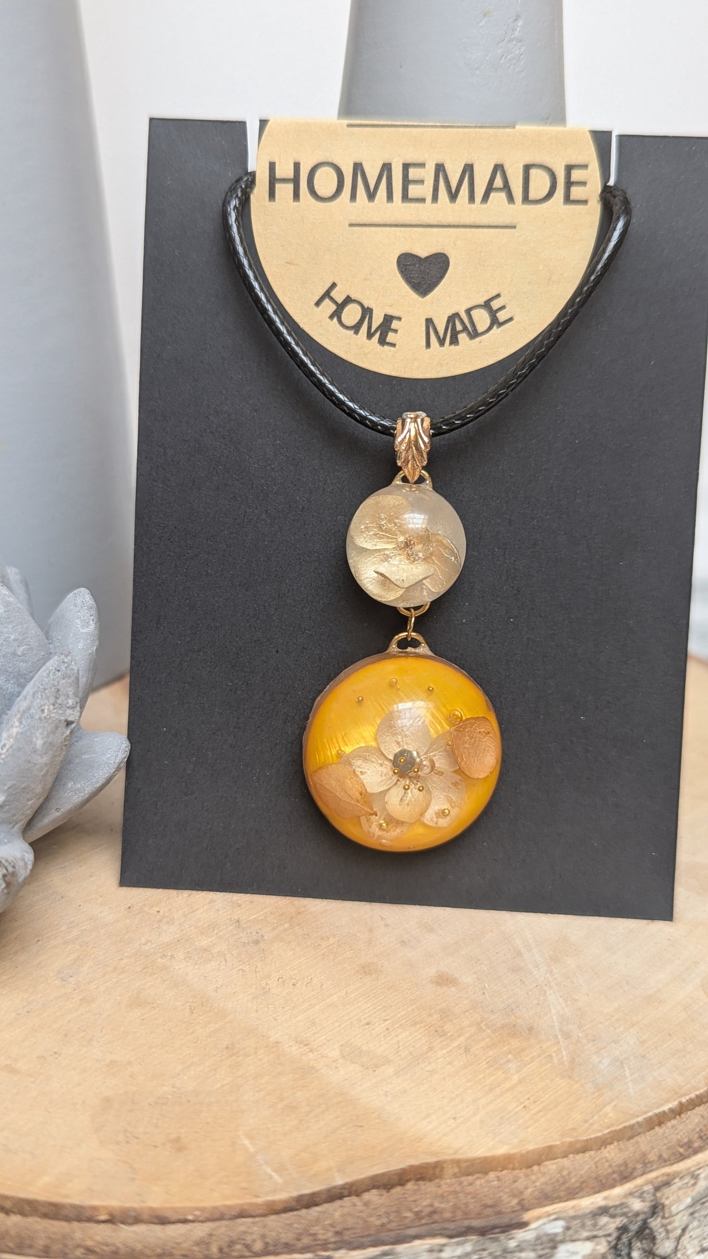 Fleur de Soleil – Pendentif résine jaune et noir