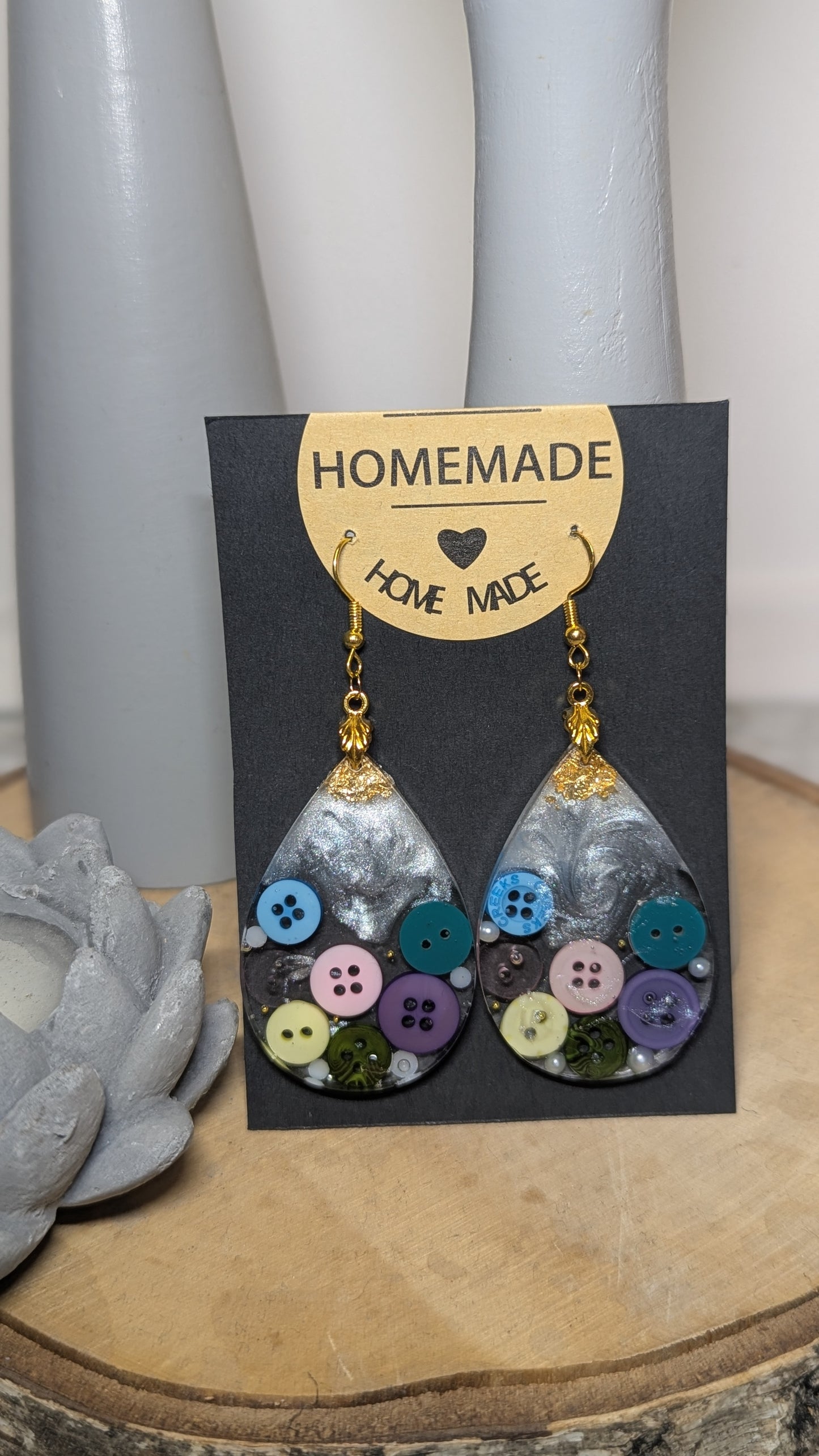 Boucles d’Oreilles Gouttes Résine & Boutons Vintage