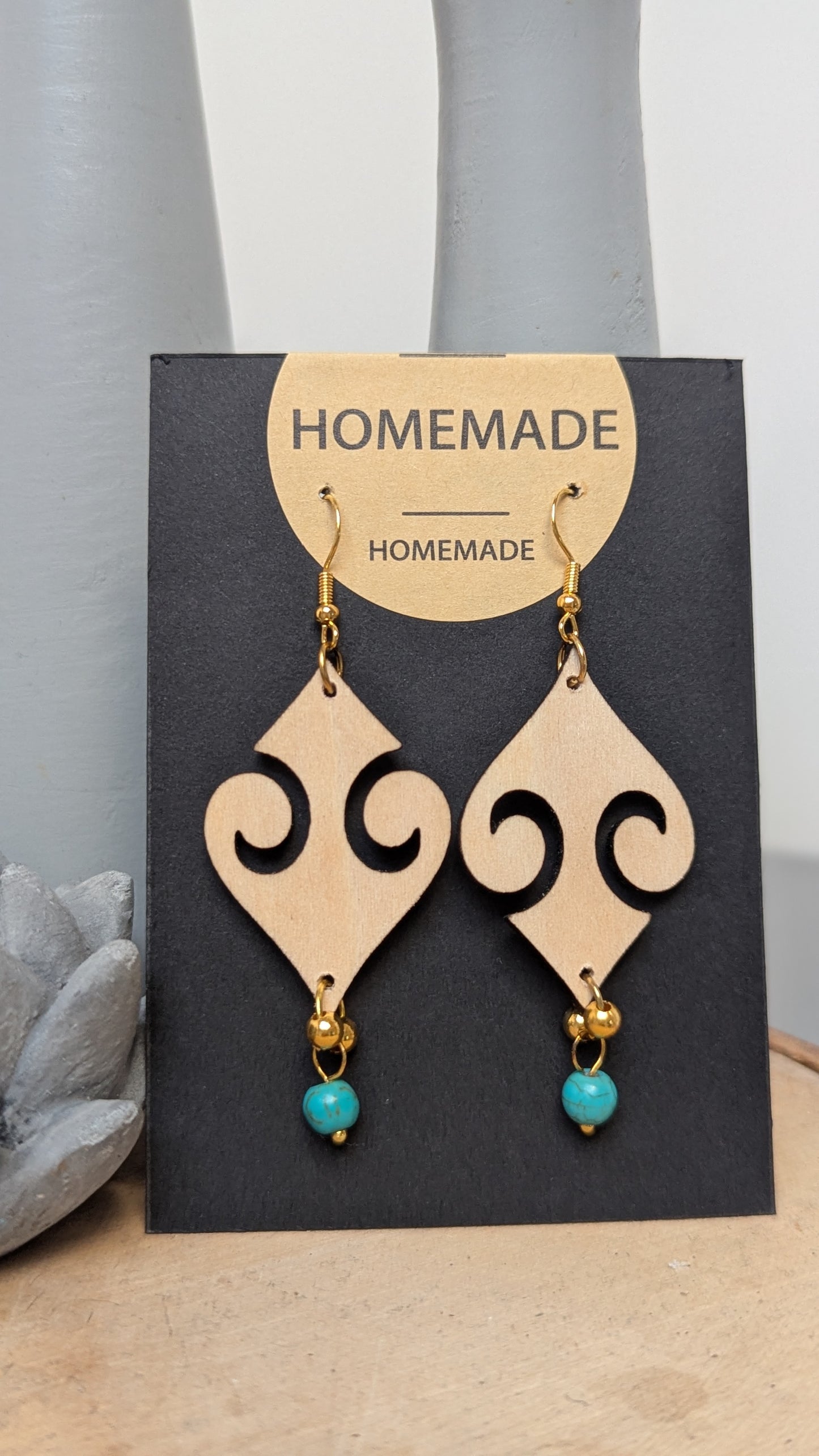 Esprit Bohème – Boucles en bois et turquoise