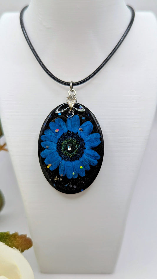 🌼 Collier « Blue Bloom » – Fleur Séchée en Résine & Cordon Noir
