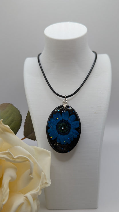 🌼 Collier « Blue Bloom » – Fleur Séchée en Résine & Cordon Noir