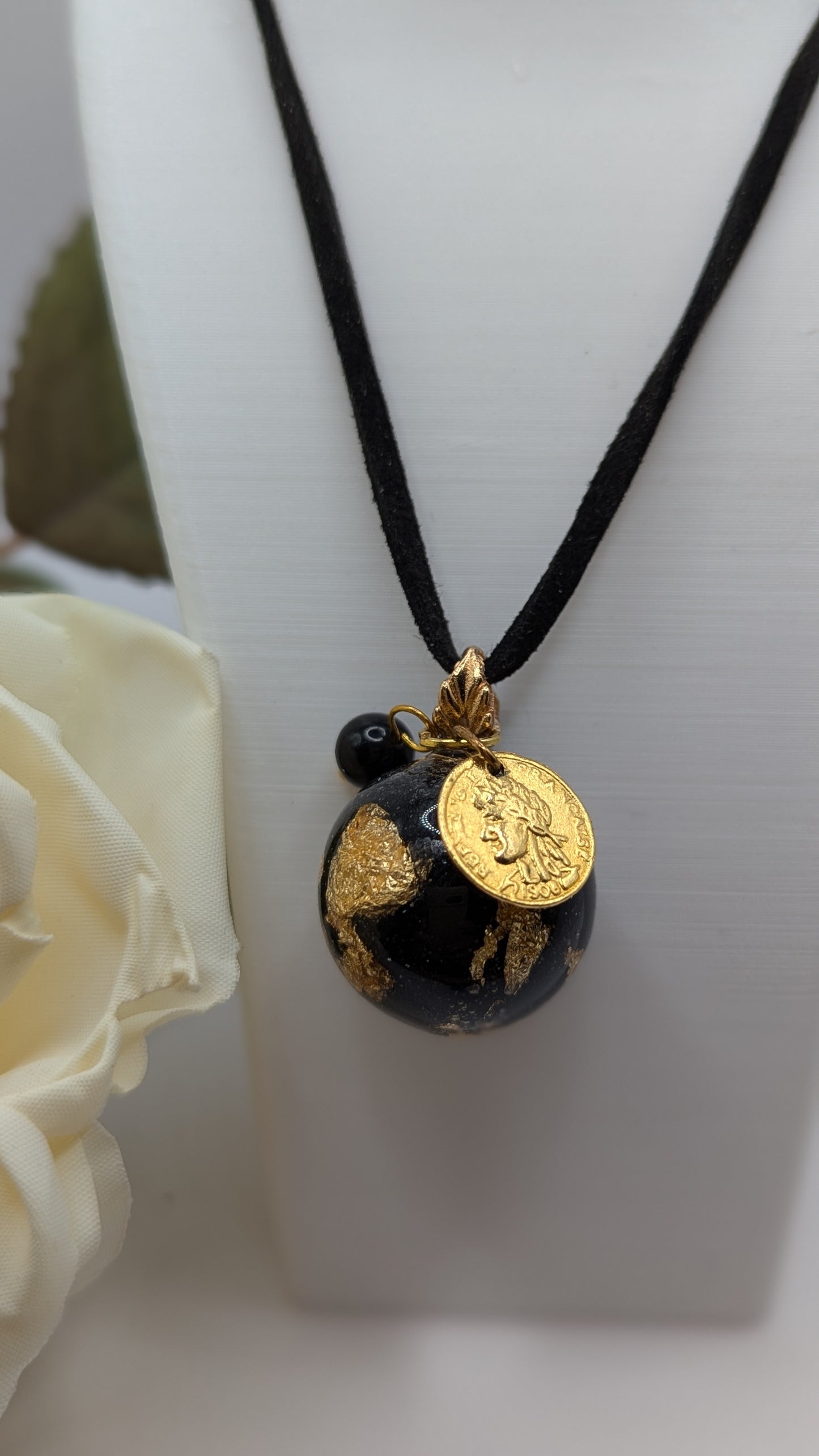 ✨ Sphère Nocturne : Boule de résine noire et dorée  avec breloque upcyclée