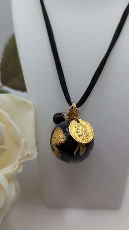 ✨ Sphère Nocturne : Boule de résine noire et dorée  avec breloque upcyclée