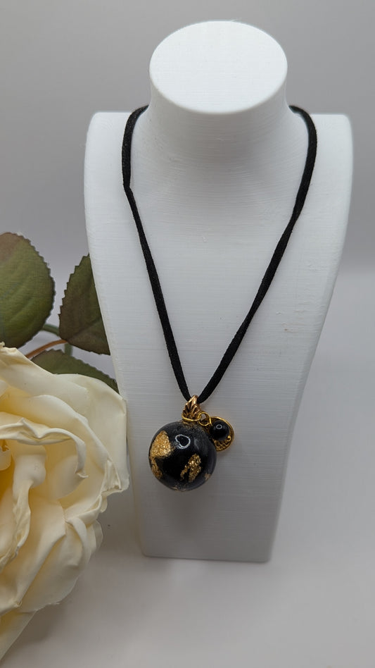 ✨ Sphère Nocturne : Boule de résine noire et dorée  avec breloque upcyclée