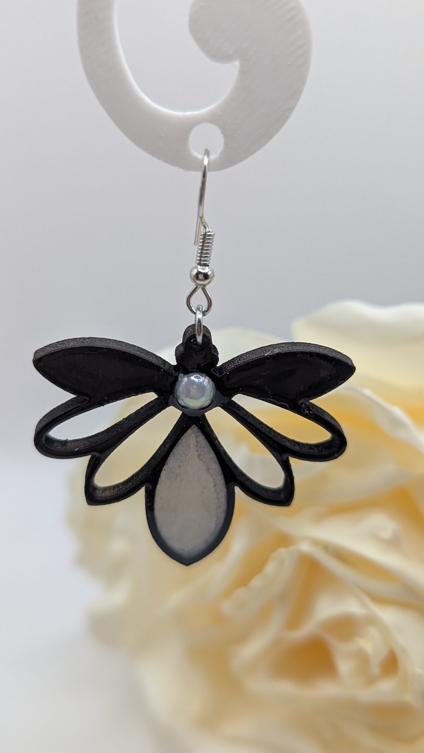 Boucles d’oreilles “Papillon d’Ébène” – Bois et Résine Scintillante