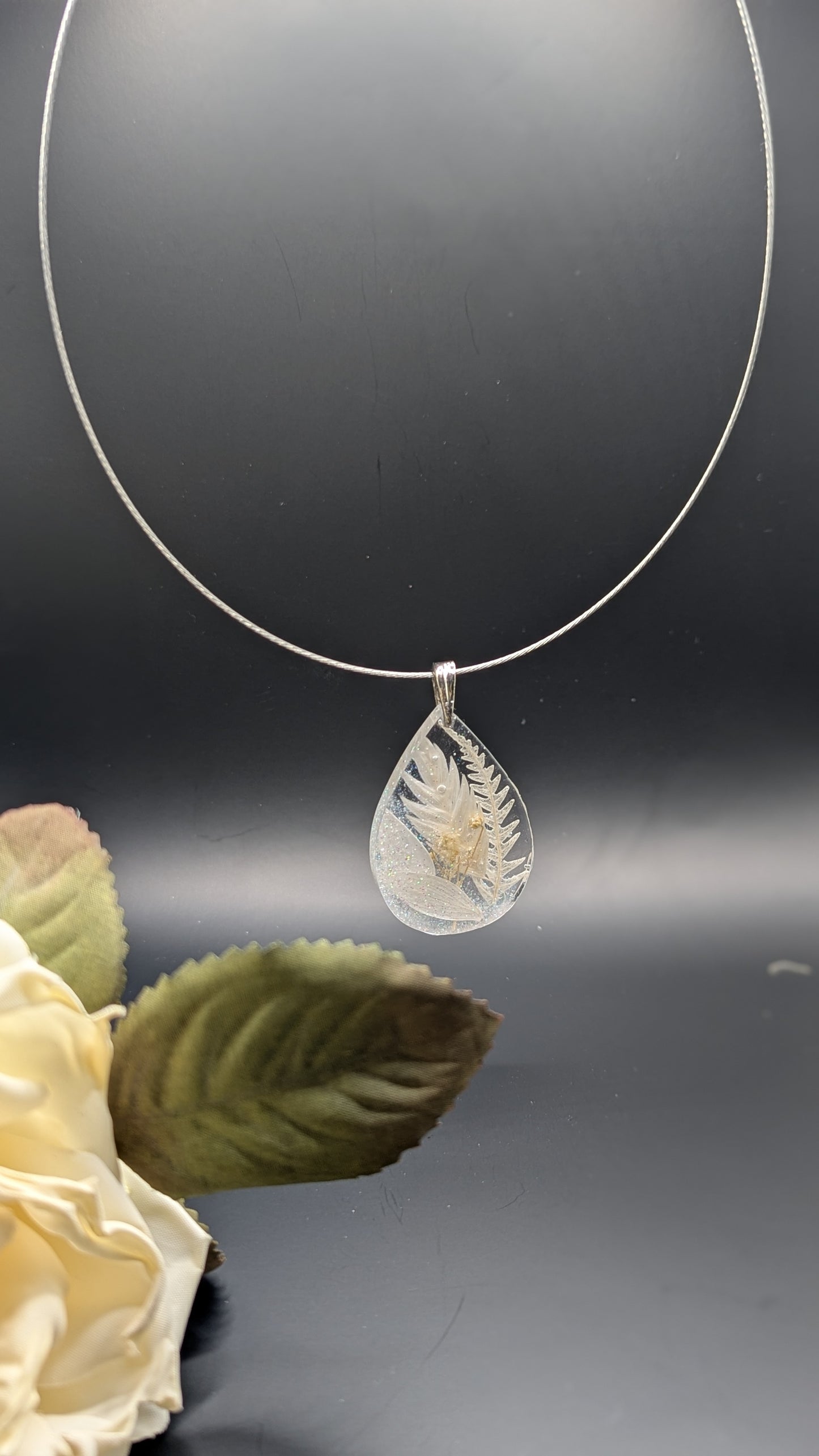 Collier Fleurs Naturelles Incrustées et Éclats Irisés