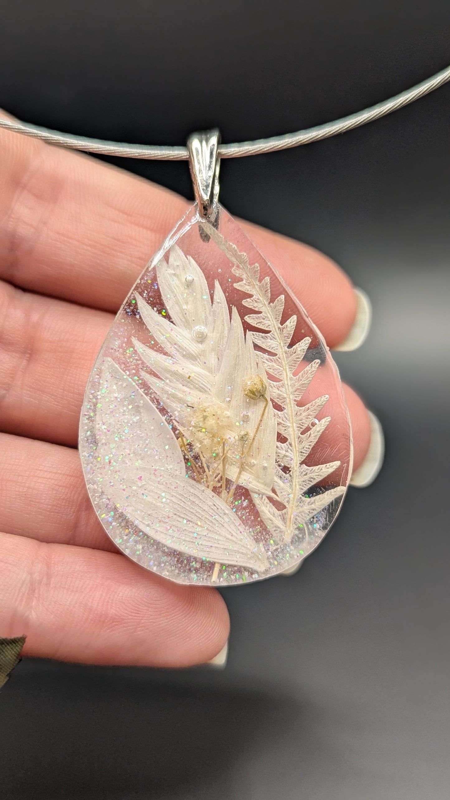 Collier Fleurs Naturelles Incrustées et Éclats Irisés