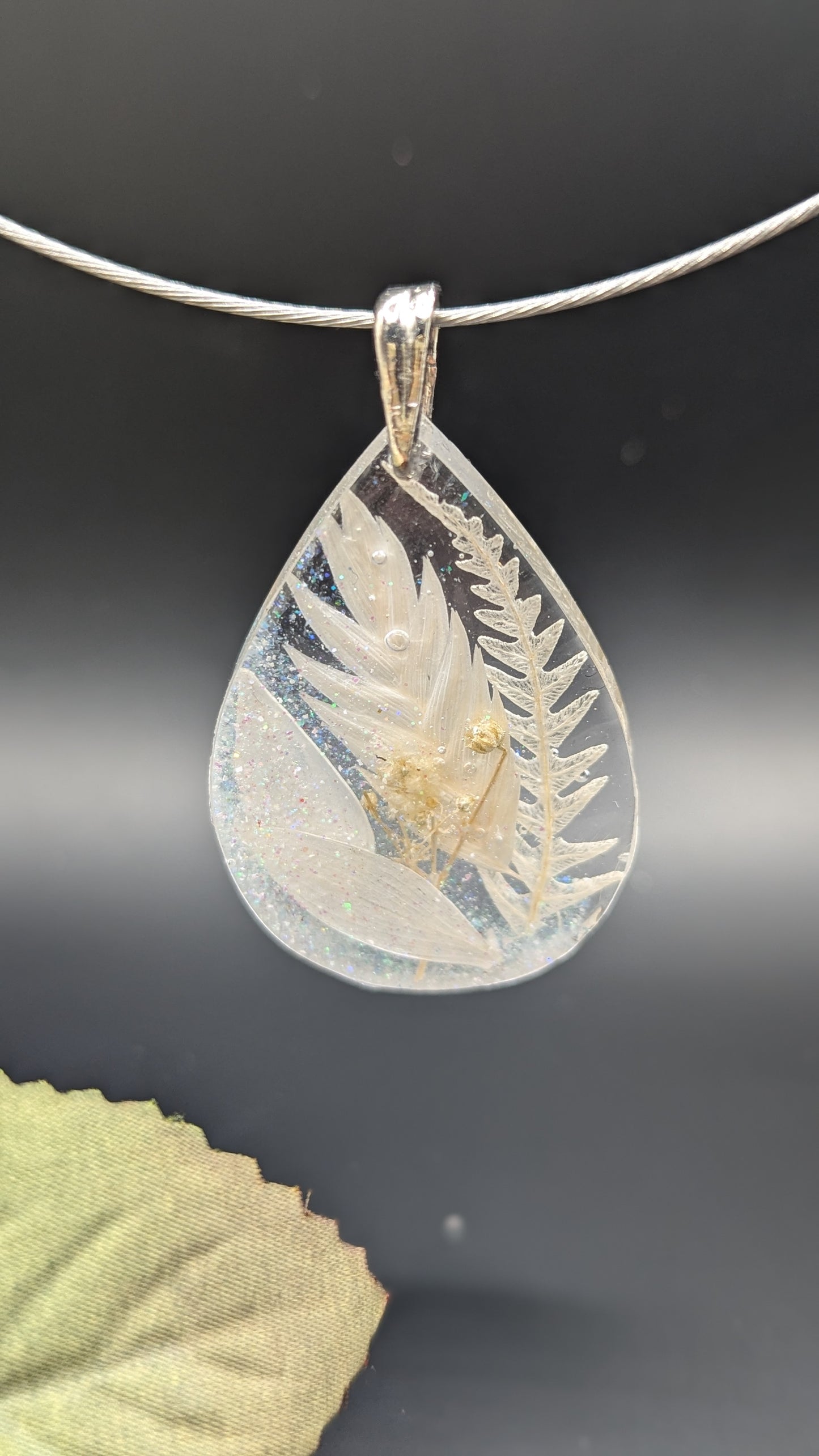 Collier Fleurs Naturelles Incrustées et Éclats Irisés