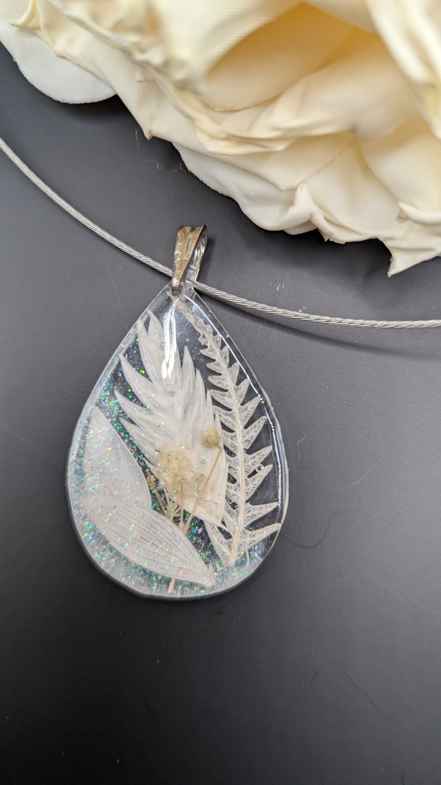 Collier Fleurs Naturelles Incrustées et Éclats Irisés