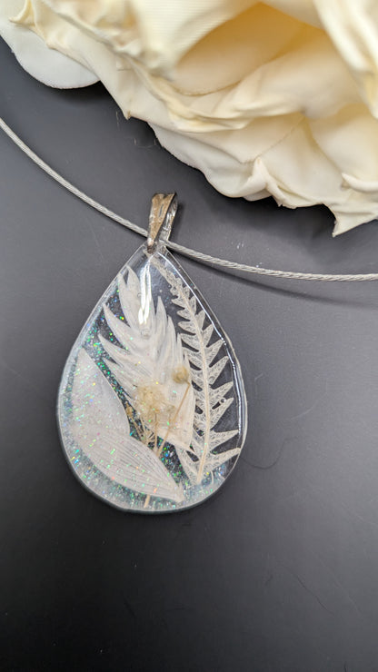 Collier Fleurs Naturelles Incrustées et Éclats Irisés