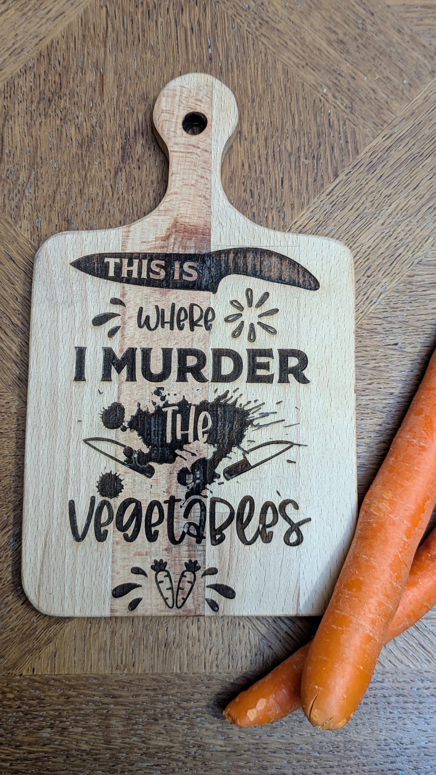 Planche à découper en bois gravée au laser - "This is where I murder the vegetables"( petit format )