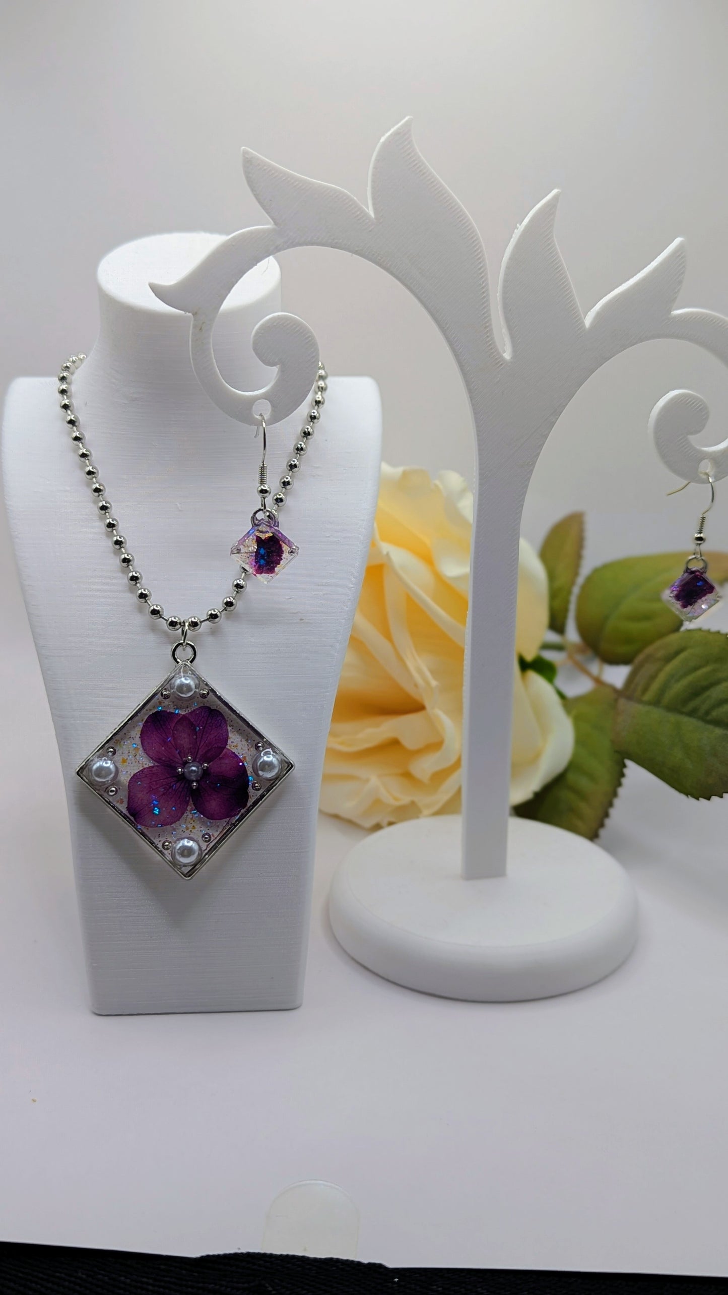 Parure Éclat d’Améthyste – Fleurs séchées & perles, sautoir élégant