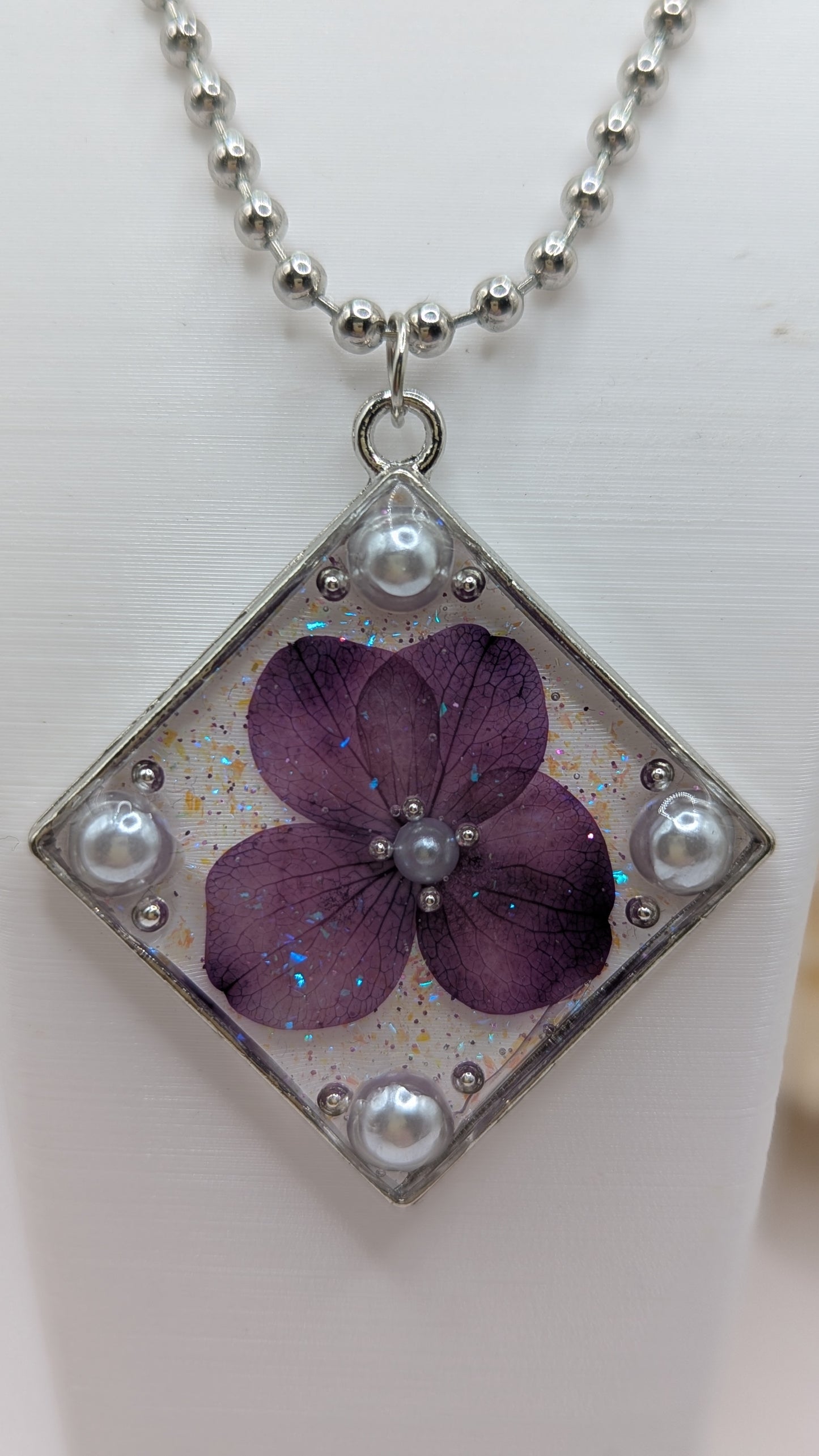 Parure Éclat d’Améthyste – Fleurs séchées & perles, sautoir élégant