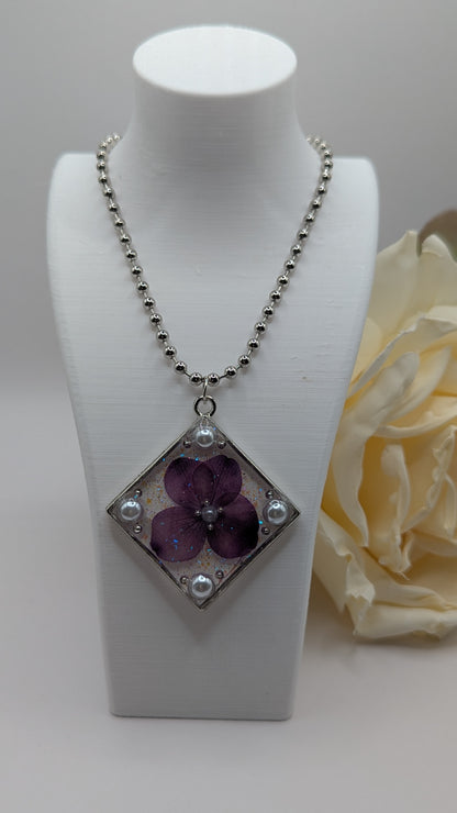 Parure Éclat d’Améthyste – Fleurs séchées & perles, sautoir élégant