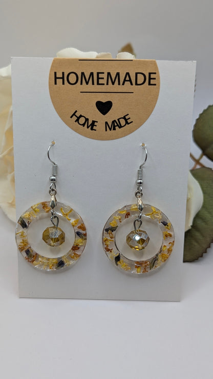 Éclosion d’Ambre – Boucles fleurs séchées et perle upcyclée