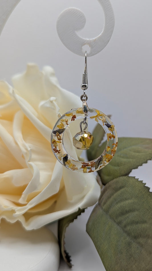 Éclosion d’Ambre – Boucles fleurs séchées et perle upcyclée