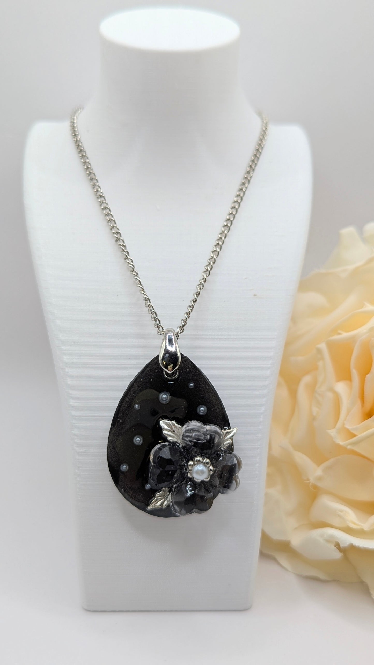 Nuit Élégante, Sautoir noir fleuri et perle centrale