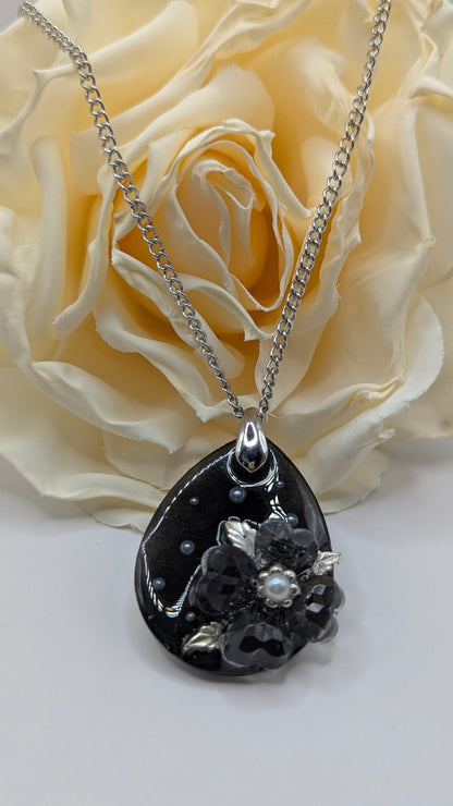 Nuit Élégante, Sautoir noir fleuri et perle centrale