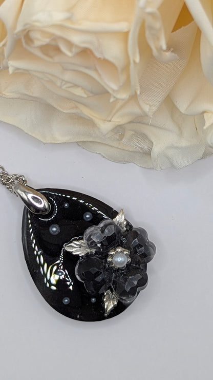 Nuit Élégante, Sautoir noir fleuri et perle centrale
