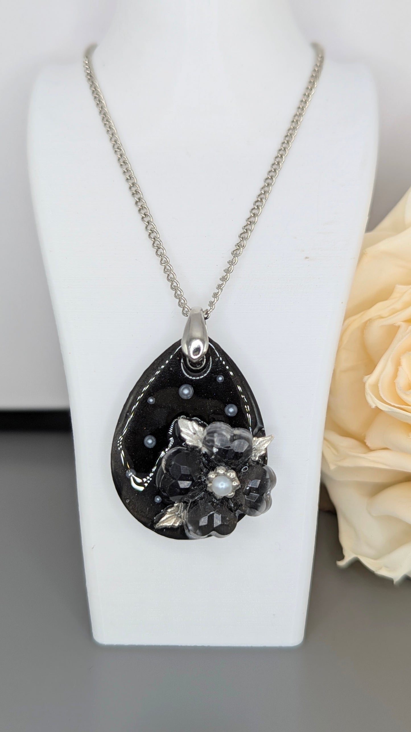 Nuit Élégante, Sautoir noir fleuri et perle centrale