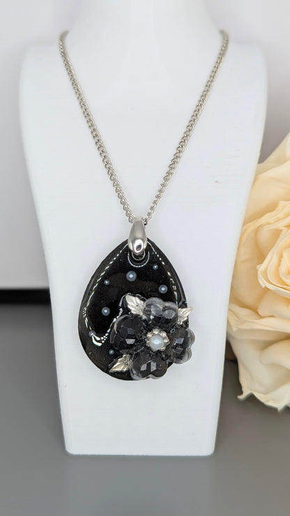 Nuit Élégante, Sautoir noir fleuri et perle centrale