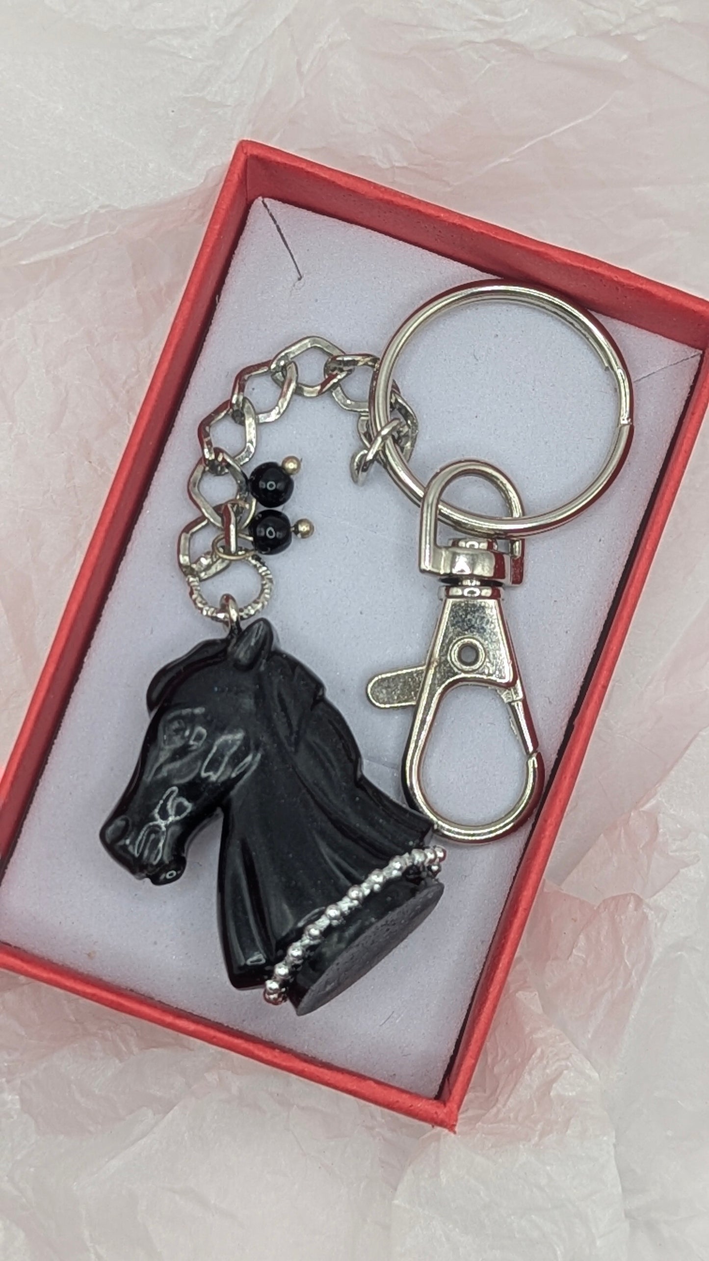 Cavalier Noir — Porte-clés résine et breloques upcyclés