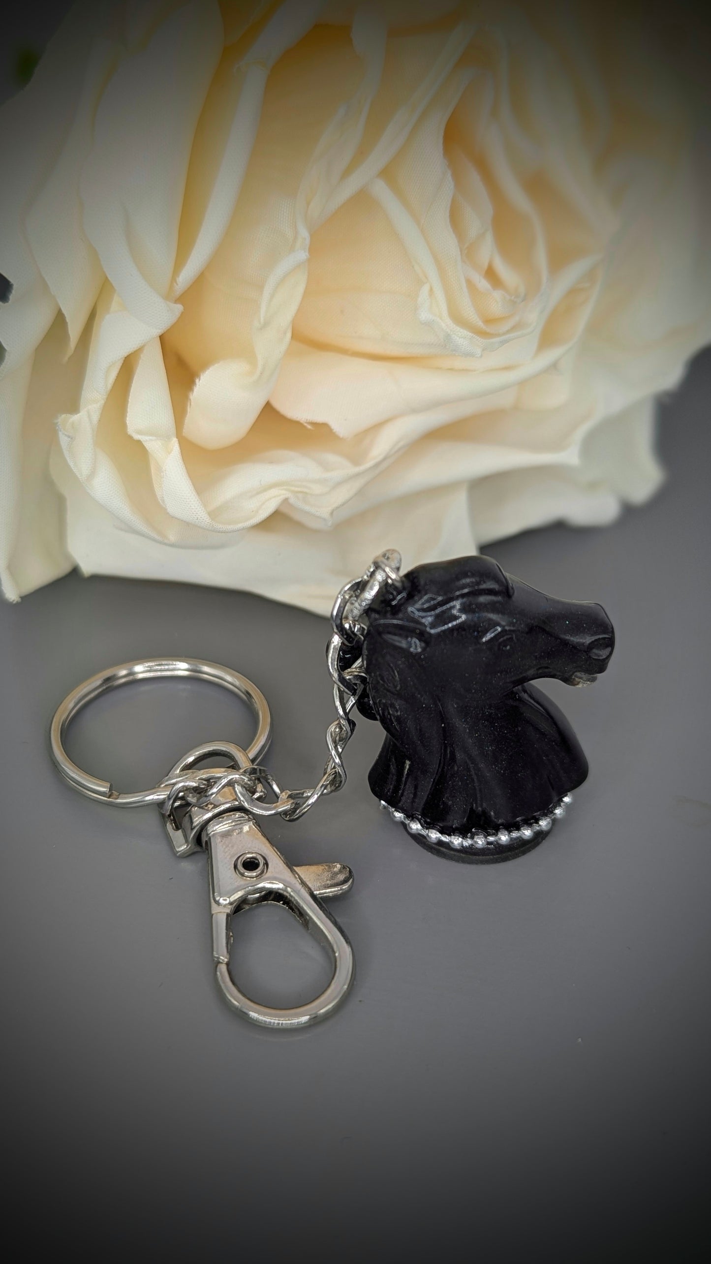 Cavalier Noir — Porte-clés résine et breloques upcyclés