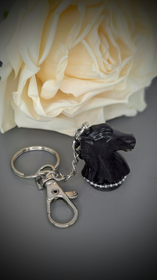 Cavalier Noir — Porte-clés résine et breloques upcyclés