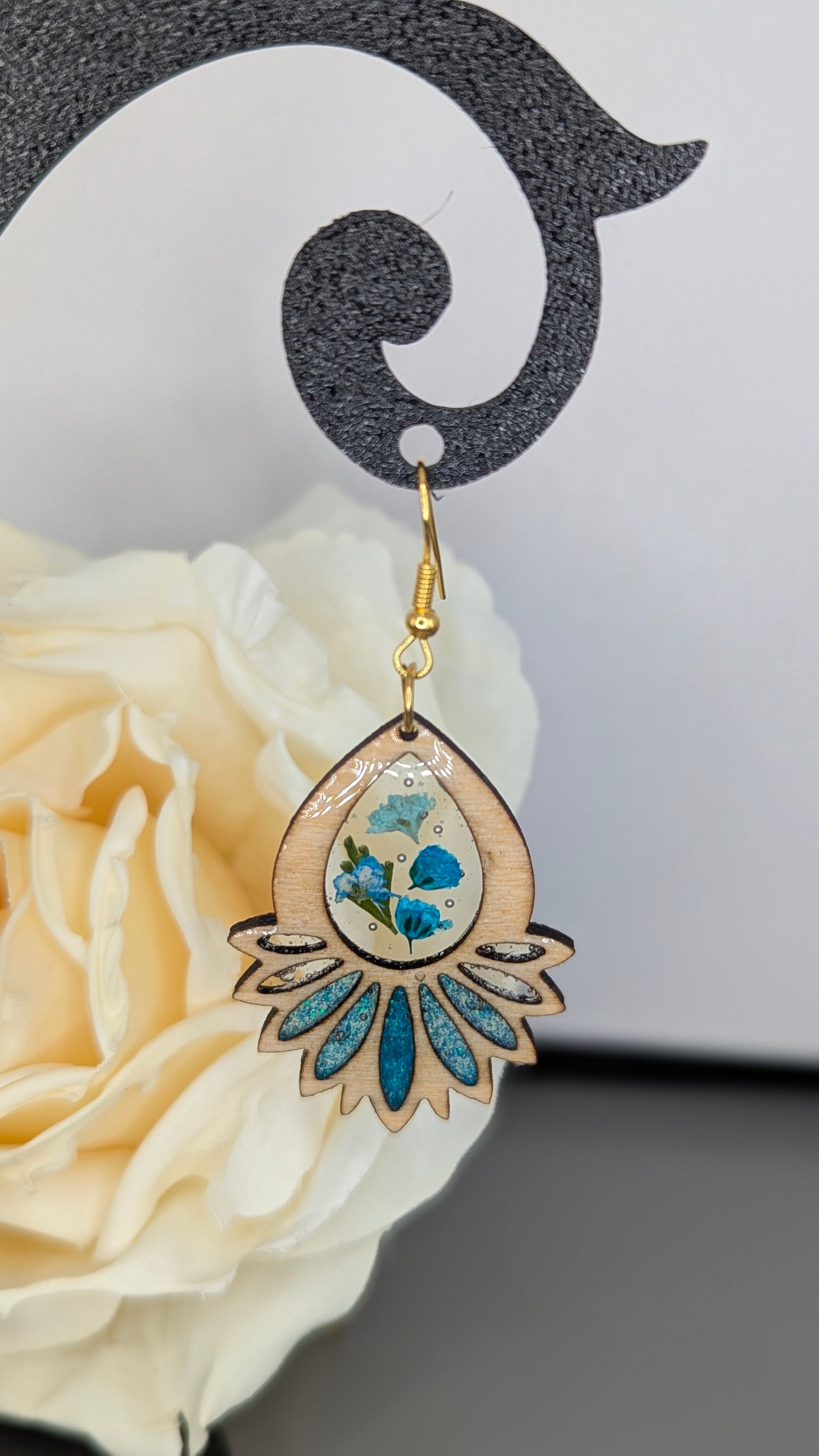 Boucles d'oreilles en bois résiné avec fleurs séchées - Design mandala 🌸✨