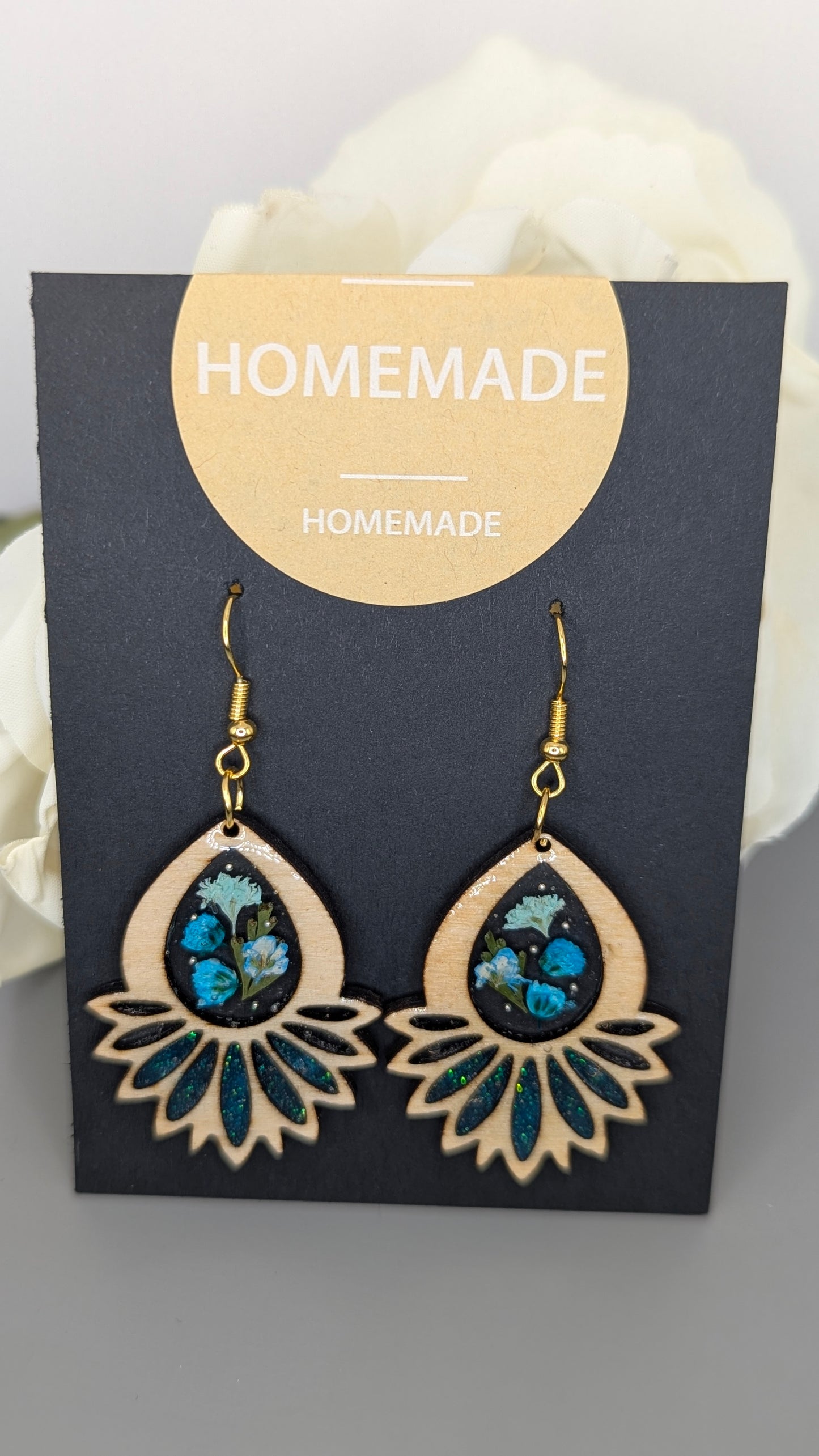 Boucles d'oreilles en bois résiné avec fleurs séchées - Design mandala 🌸✨