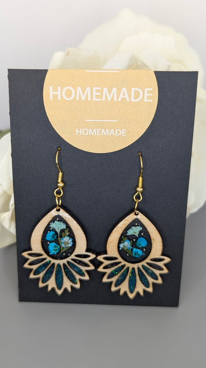 Boucles d'oreilles en bois résiné avec fleurs séchées - Design mandala 🌸✨
