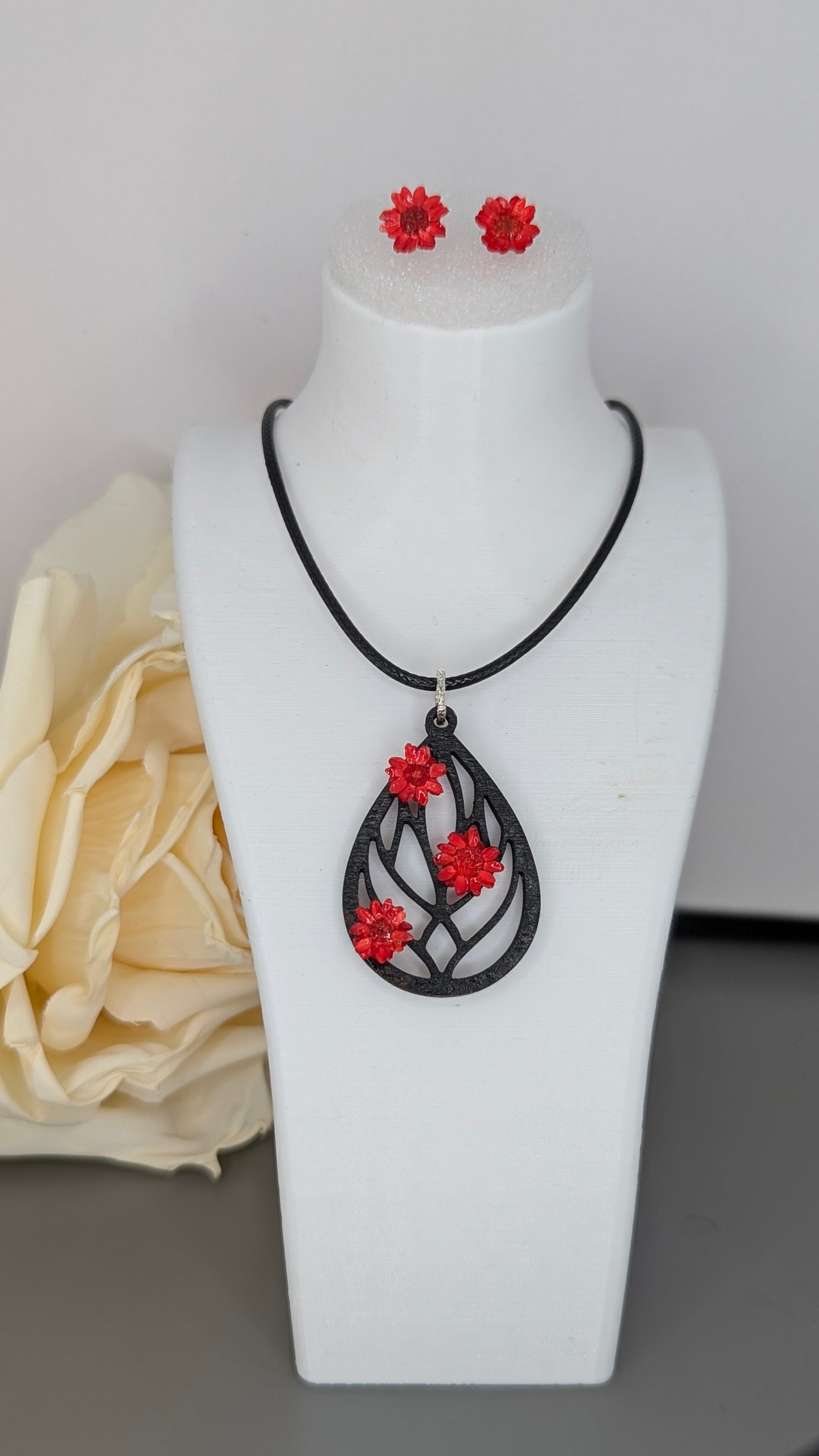 Parure collier et boucles d'oreilles - Bois gravé et fleurs séchées résinées 🌸✨