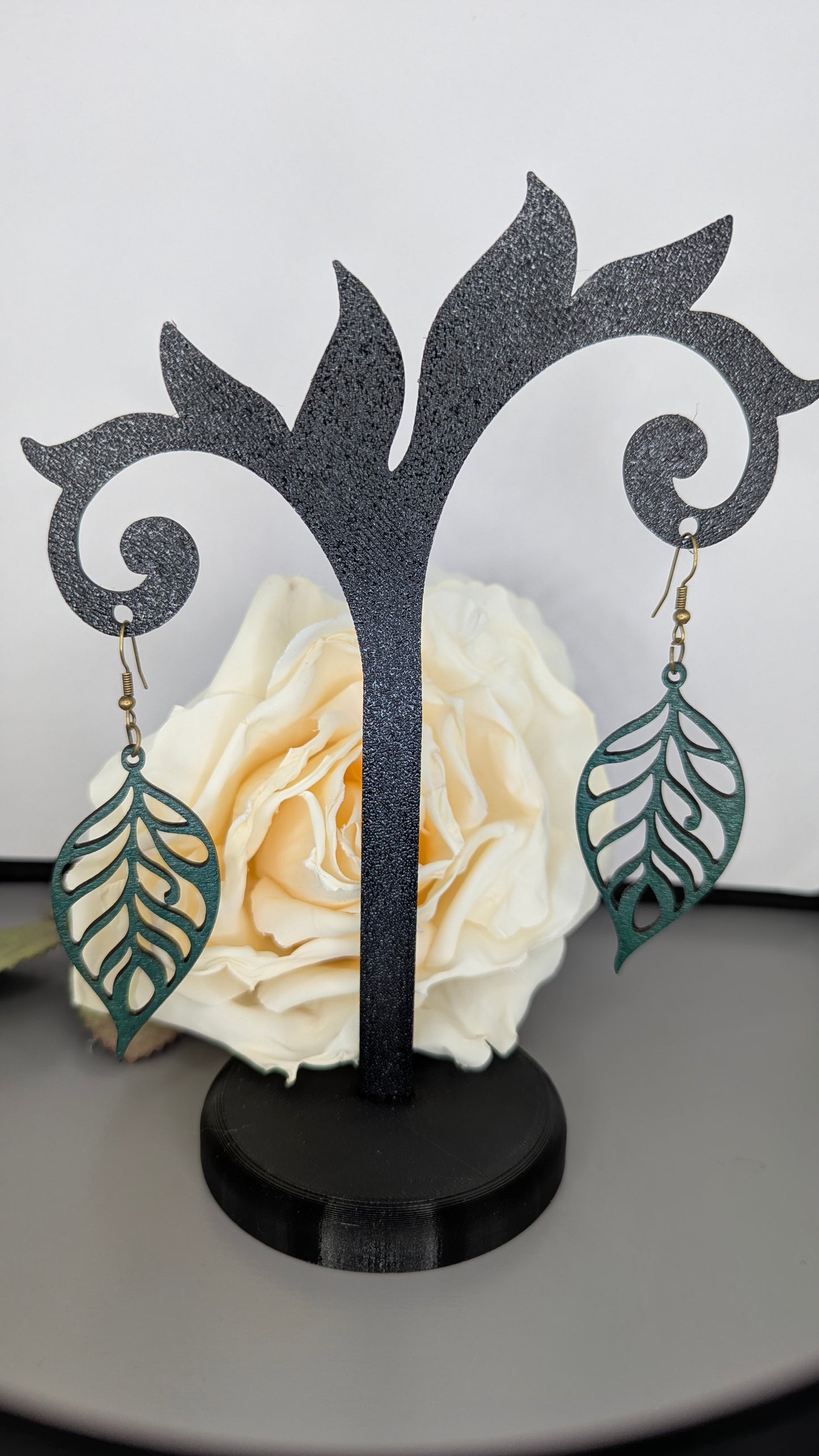Boucles d'oreilles en bois coloré et vernis - Design feuille ajourée 🍃✨