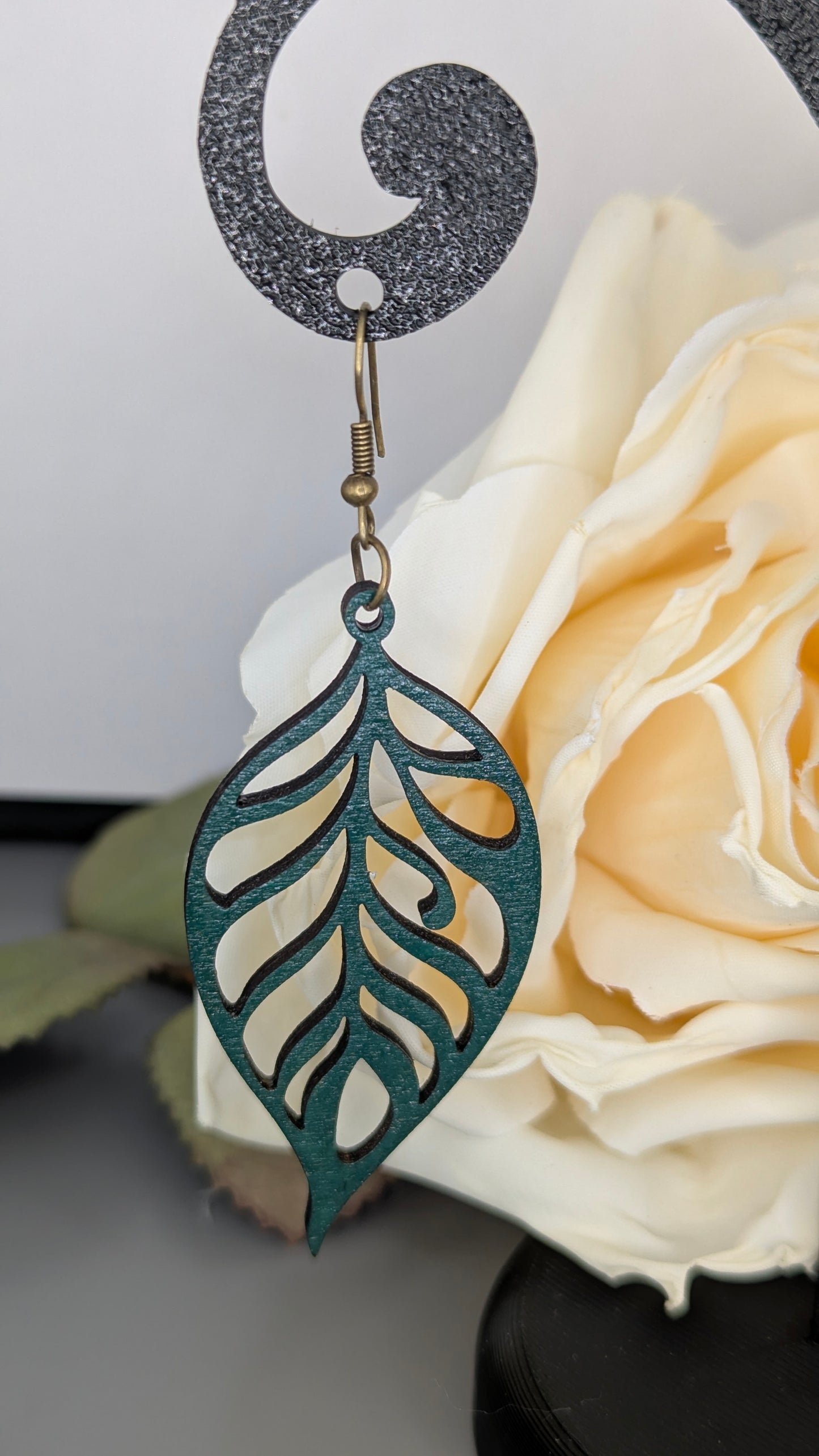 Boucles d'oreilles en bois coloré et vernis - Design feuille ajourée 🍃✨